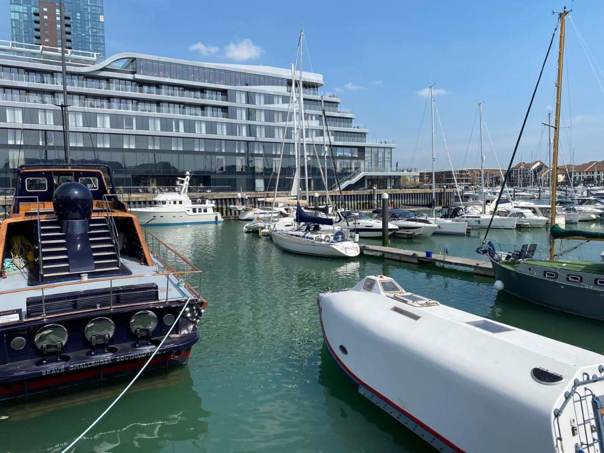 5 Star Ocean Village Marina Reconditioned Rnli Rig Life Boat Southampton Eksteriør bilde